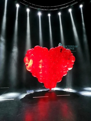 Огромное сердце из шаров